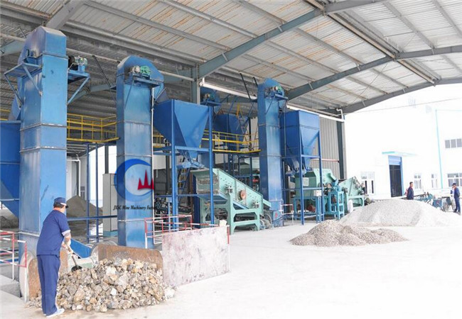 跳汰機(jī)在現(xiàn)場工作了